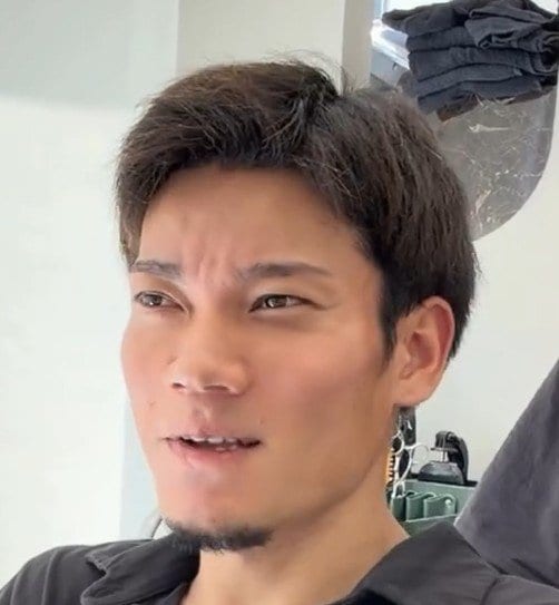 「だいぶイメチェンしたね？」K-POPライブに参戦するため来店した男性→ブリーチとカットで白髪をカバーした「シルバーアップバングショート」に！