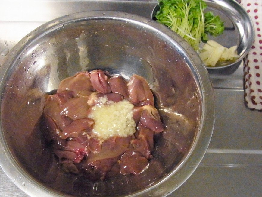 水気を切ったレバーに塩麹を揉み込む