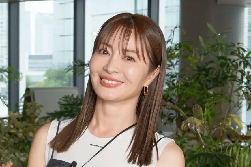 【愛車披露】新山千春、相棒のトヨタ「ランドクルーザー70」で1000キロのドライブ旅へ！笑顔でカメラ目線を送る姿とともに、長距離を走破するこだわりのカーライフ