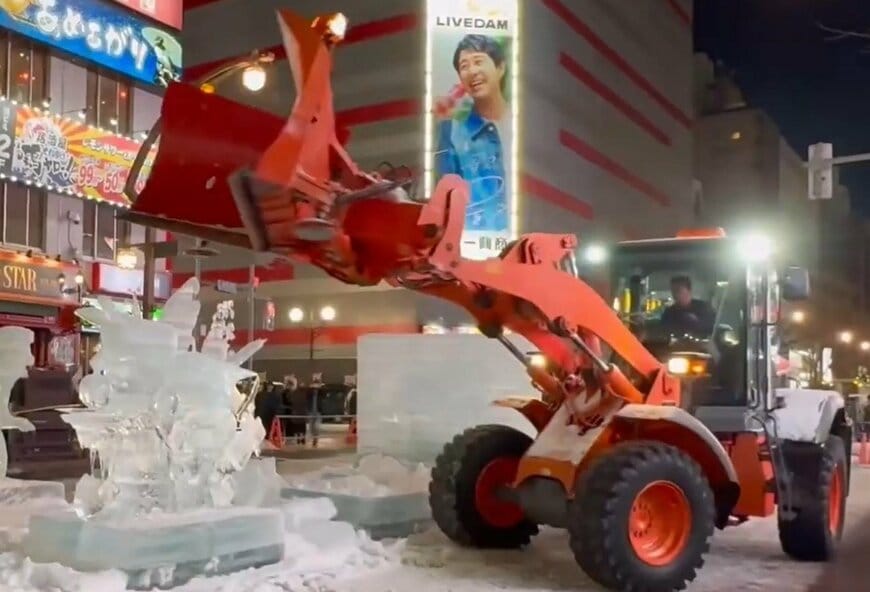 氷像の上に重機が迫る!