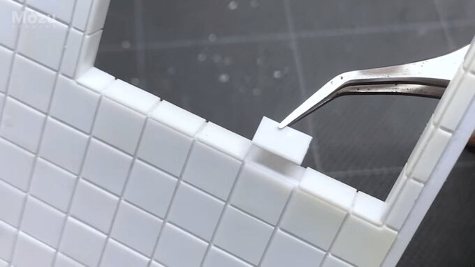 ミニチュアのタイルを貼っている様子