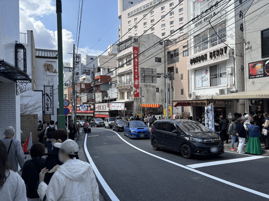 観光客が行きかう様子