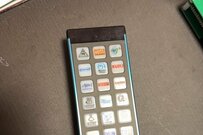 50人だけが入手できるスカパーのリモコン　想像の斜め上を行くデザインに「ここまで振り切ってると清々しい」