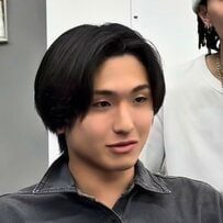 縮毛矯正からパーマに挑戦。縦落ちパーマを取り入れた男性のスタイリッシュな仕上がりに満足