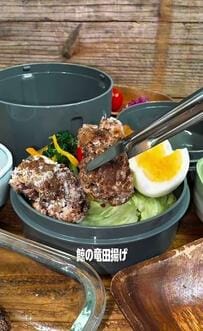【鯨の竜田揚げ弁当】ごろっと大きな竜田揚げが手前にずらり　50代大工が現場へ持っていくランチジャーがたまらない