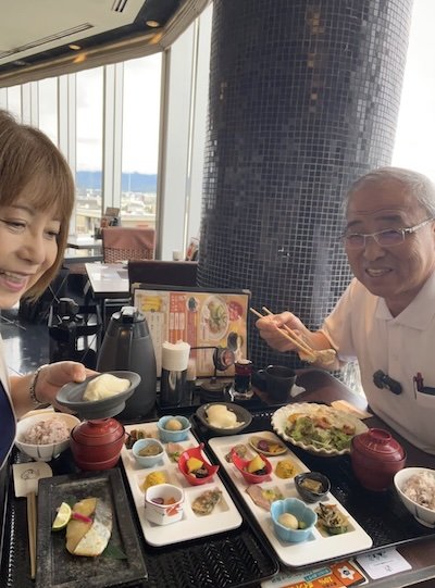 笑顔でおばんざいを楽しむ夫婦