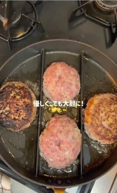 ハンバーグが両面焼き上がっていく