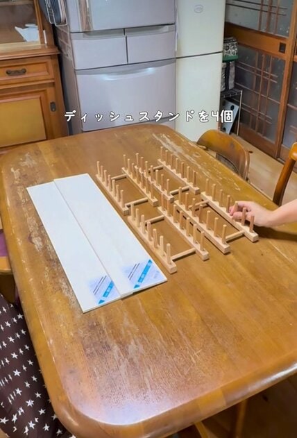 100均DIYで完成！ダイソーの「木製お皿立て」を高さ調節できる調味料ラックにアレンジ