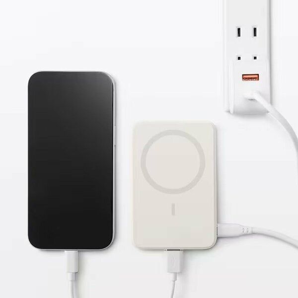 スマートフォンへ給電しながらモバイルバッテリー本体も充電可能
