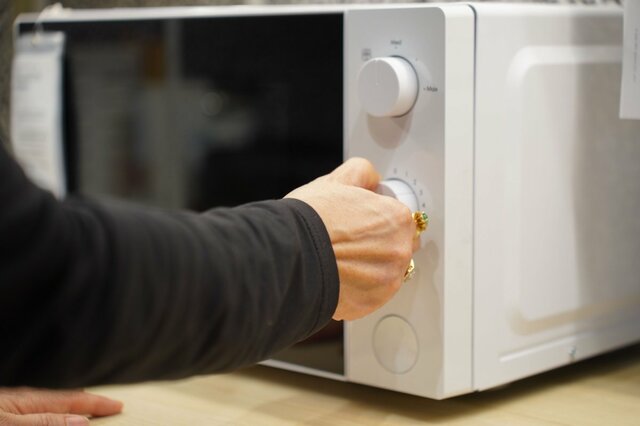 食品用ラップをかけた「天ぷら」をレンジで温めると→まさかの結果に目を疑う「何が起きたらこうなる」