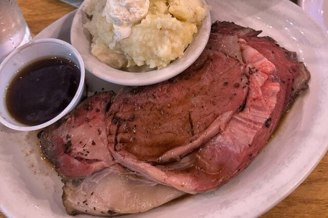 【アメリカ】ステーキハウスで食事中に「追加で運ばれてきたもの」　豪快な展開に笑ってしまう