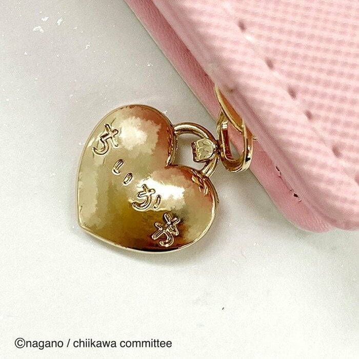 ファスナー部分に施されたゴールドのハート型引き手