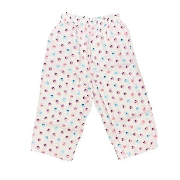 ズボン全体がおなじみのミルキーの包み紙と同じポップなキャンディ柄に