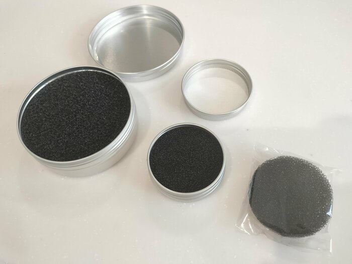 シルバーの缶ケースの中に黒いスポンジが入っています