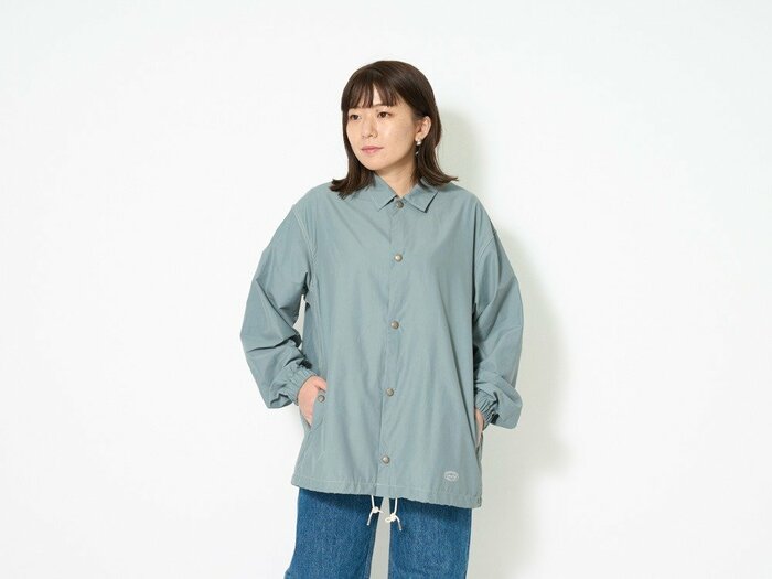 シンプルなデザインながら羽織るだけでおしゃれに決まるジャケットです