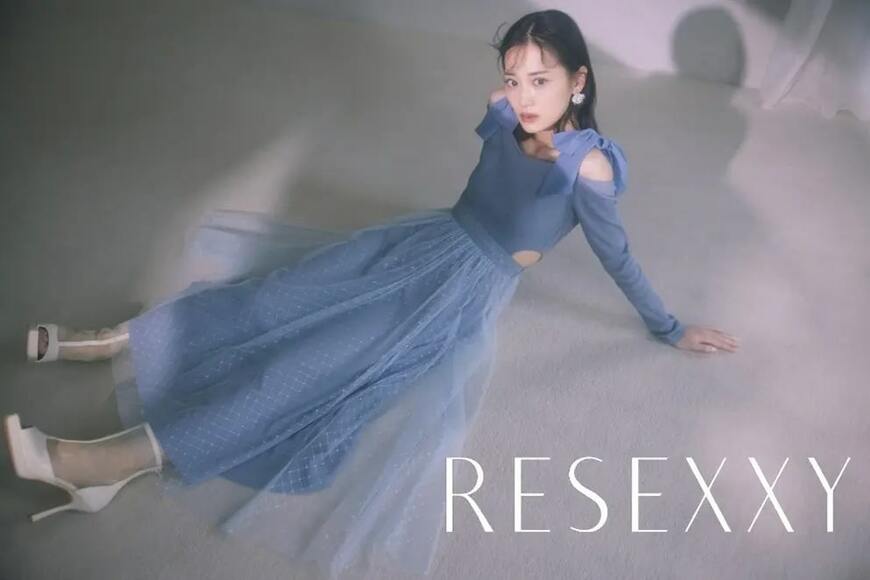 出所：MARK STYLER株式会社「RESEXXYのイメージモデルを務める女優の山下美月さんがセンシュアルに着こなす2025SPRING新ビジュアルを2月6日に公開」