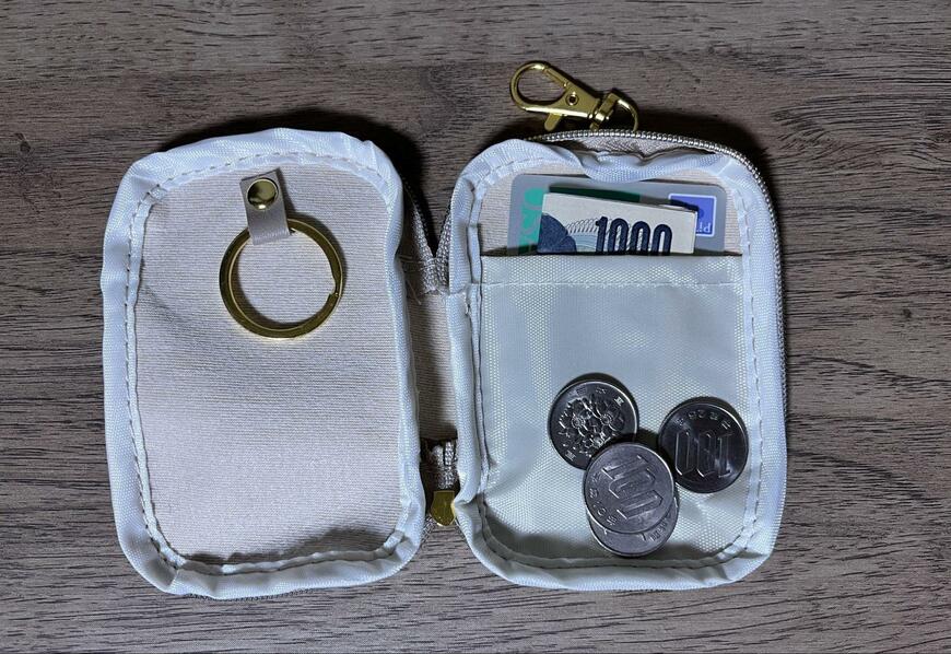 筆者撮影（セリア、SJI-13426 キーケース ファスナー 内ポケット付 シンプルユース）