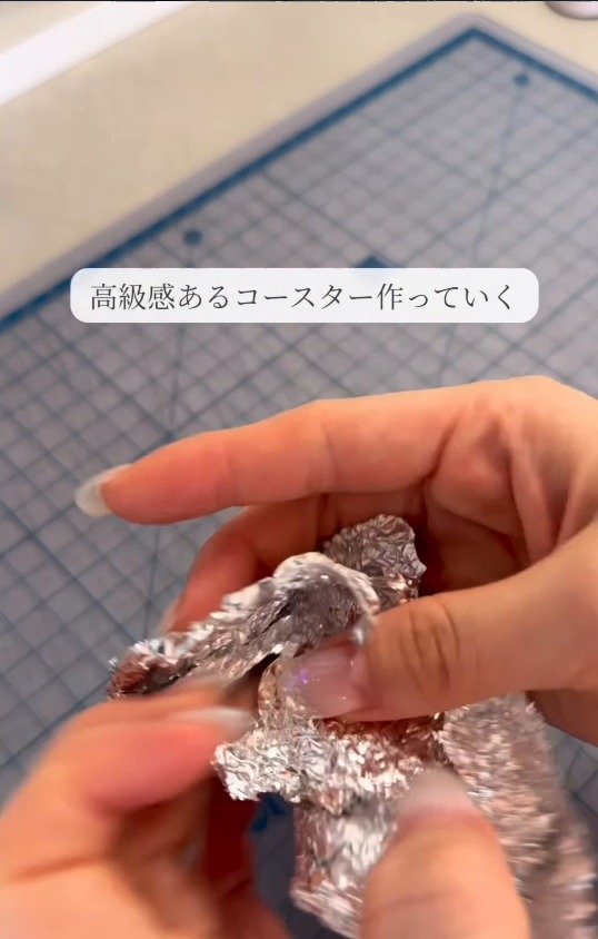 キッチンの意外なアイテムで作る、高級感あふれるレジンコースターDIYが話題
