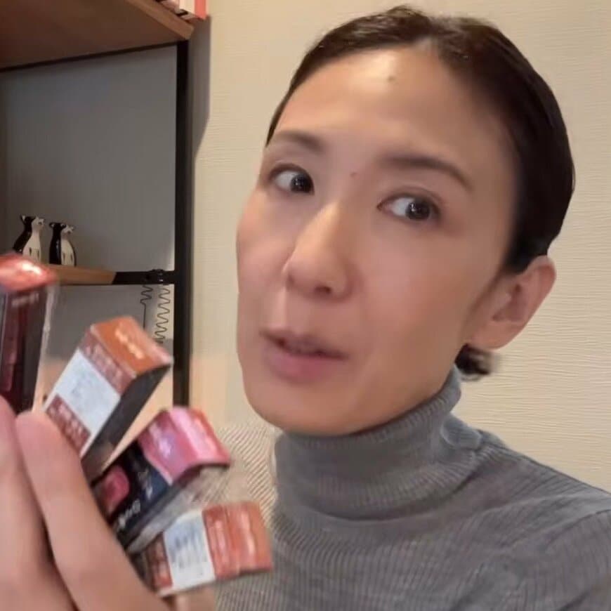 「50代唇でも発色してくれたぞ」元CAの美人YouTuberがおすすめするメディアの【美発色リップ】大人世代に映える若見えコスメを徹底レビュー
