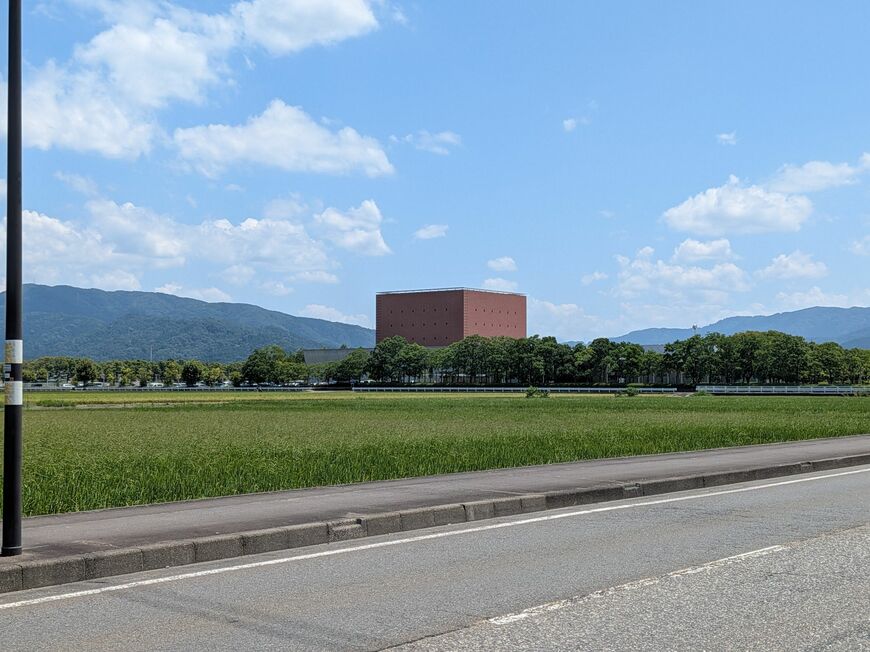福井県の図書館がマイクラの豆腐建築にしか見えない！画面と比べて「同じ画像みたい」と反響