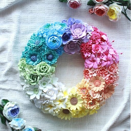 粘土で作られた繊細でカラフルなブーケ