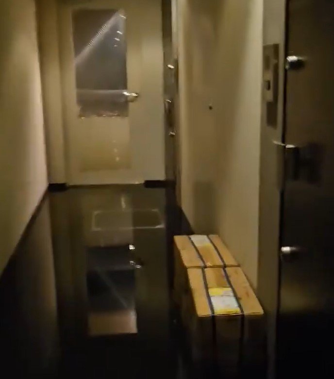 ドアの隙間から水が入り込む様子