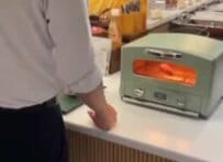 朝食ビュッフェで他の人がパンを焼いている時は…「離れた場所で待つ」「一緒に焼いてます」との声も