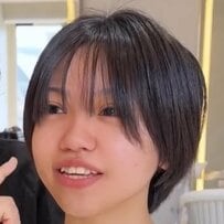 「前髪が流れにくくて…」と悩む女性→顔まわりは長めに残した〈丸みショート〉でスタイルチェンジ！可愛らしい仕上がりに笑顔