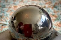 泥だんごに「鉛筆の芯」を振りかけると…　美しすぎるビジュアルに「もう工芸品」