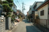 「ヤンキーに自転車取られてた」自転車を占領する野良猫　迫力たっぷりのポーズに笑ってしまう