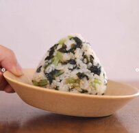 【小松菜とわかめのおにぎり】小松菜とわかめで栄養満点！野菜が難なく食べられる「体に良いおにぎり」お母さんの味方間違いなし！