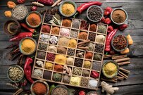 【キャンプ飯】いつものカレーが最強になる「アウトドアスパイス」5選。キャンプの達人がこっそり伝授