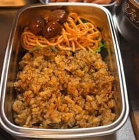 「ビックリ箱みたい」元料理人の父が作る【男子高校生弁当】卵焼きの意外な具材と友達も喜ぶナポリタンの詰めワザ