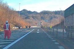 北海道の高速道路を走行中→「横切ってきた巨大な生物」に思わずギョッとしてしまう…