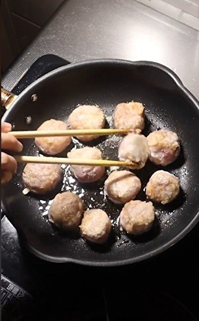 丸めたお肉をフライパンで揚げ焼きに