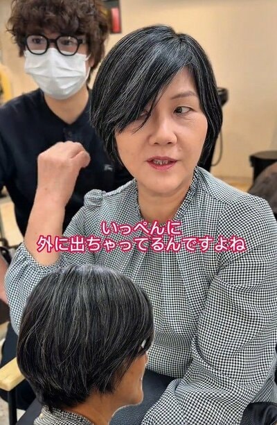 ビフォーは襟足が外に張り出したグレーヘアのショートボブ