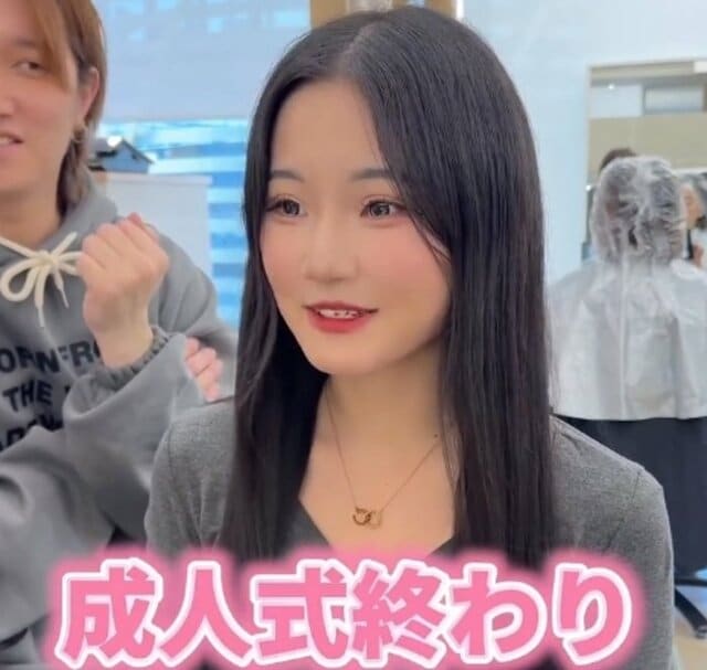 【大変身】成人式後の女性「彼氏がボブの方が好き」とバッサリカットに挑戦→「切りっぱなしボブ」でクール系の美女に