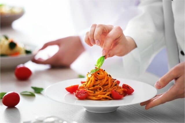 女性の調理士の給料はどのくらいか