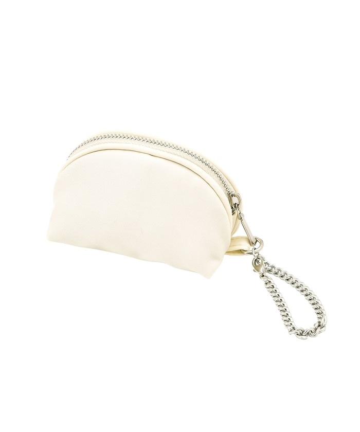 ライトイエローはどんなファッションにも合わせやすい色味