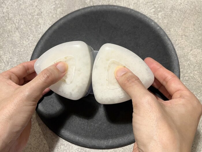 容器を裏返し、底を押しておにぎりを出す