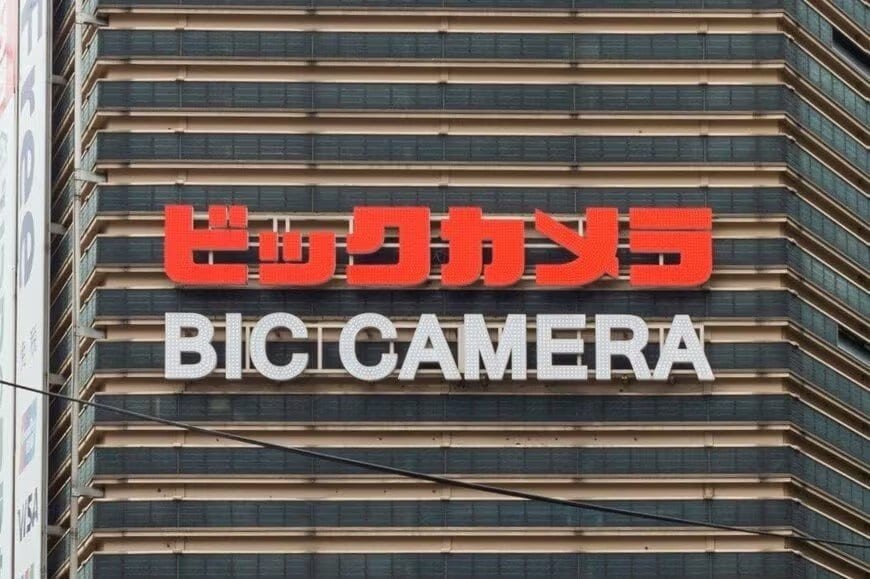 「冷蔵庫にピタッ」ビックカメラで買える2952円からのコンパクト扇風機が夏のキッチンで大活躍！マグネット付きでピンポイント送風