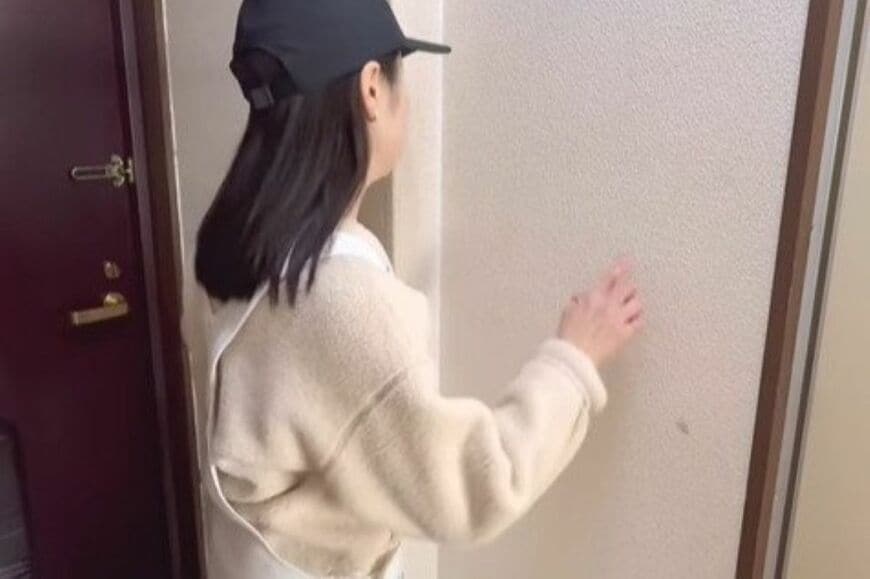 自宅の「くすんだ壁」が真っ白に大変身　思わず見違える仕上がりに「参考になります」