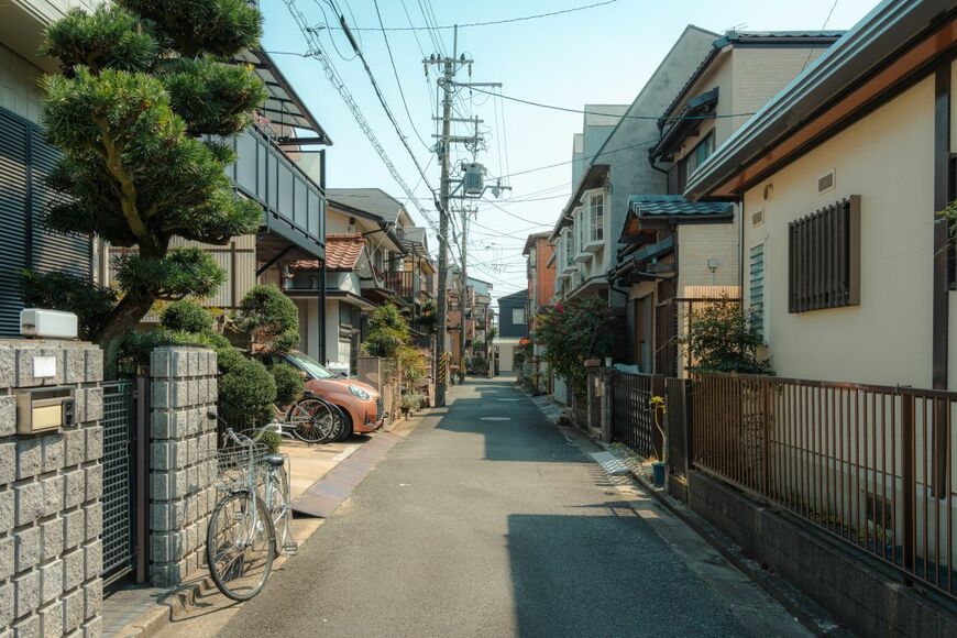 「ヤンキーに自転車取られてた」自転車を占領する野良猫　迫力たっぷりのポーズに笑ってしまう