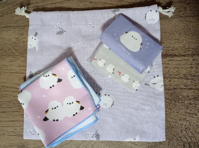 筆者撮影（セリア、コットン巾着袋 シマエナガ・ミニミニポケットティッシュ もふもふばーど 6個入・マイクロファイバーミニタオル シマエナガ 20cm×20cm）