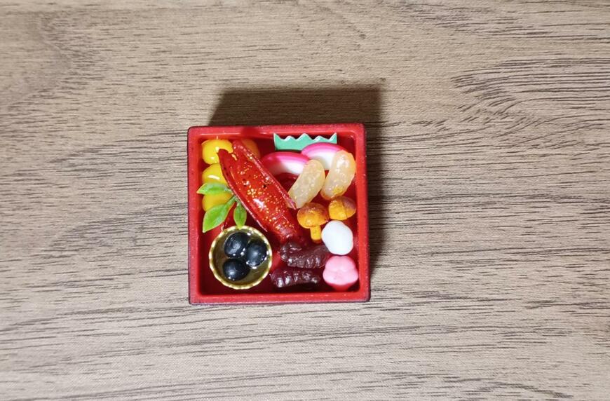 筆者撮影（株式会社トイズスピリッツ、日本の究極和食！ざ・おせち重マスコット六）