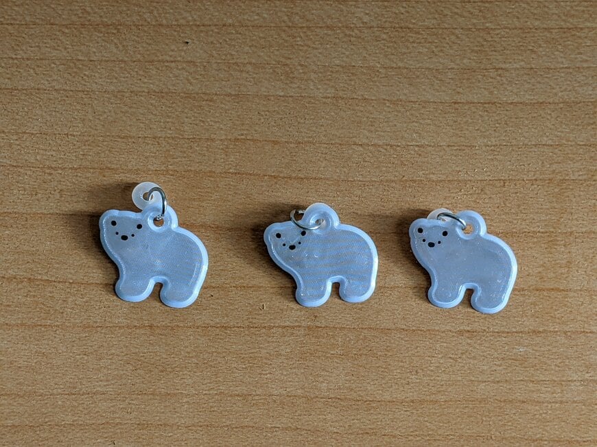 筆者撮影（セリア、傘ミニチャーム 3P）シロクマをモチーフにした可愛いデザインが特徴。3つ並べるだけで、可愛さに癒されてしまいそう。サイズはひとつ2cm前後と小さいので、傘につけていても邪魔になることはないサイズ感と言えそうです。