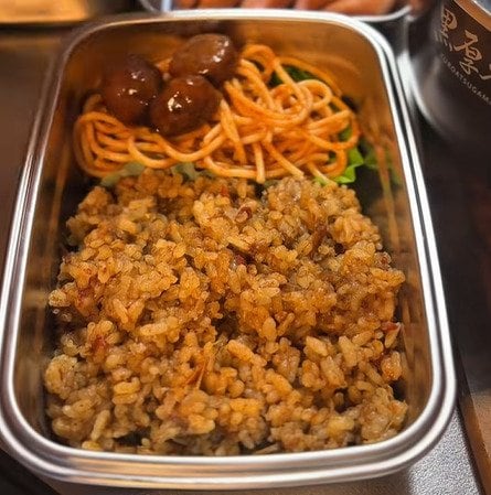 「ビックリ箱みたい」元料理人の父が作る【男子高校生弁当】卵焼きの意外な具材と友達も喜ぶナポリタンの詰めワザ