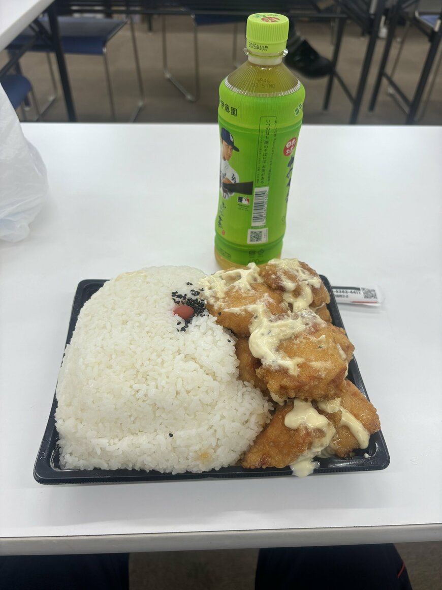 ご飯とチキン南蛮どちらも山盛りなお弁当