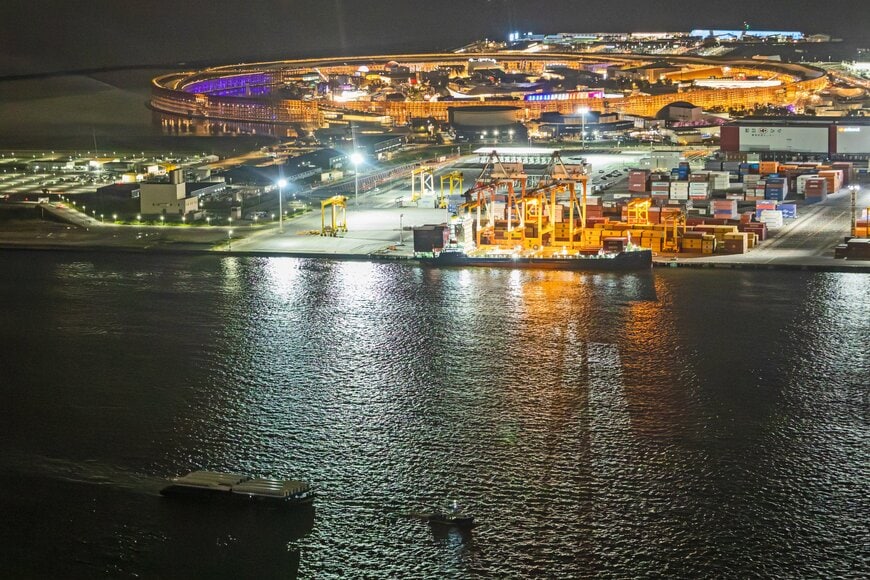 大阪・関西万博の大屋根リングと新幹線