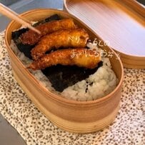 【夫弁当】〈旦那さんの胃袋を掴む〉4本で終わりと思いきや…まさかの5本目追加！「のり弁×エビフライ5本」のもりもり弁当！ソースとマヨネーズで食欲限界突破